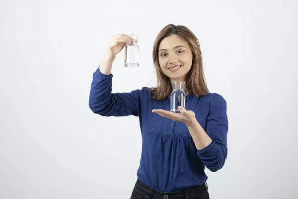 девушка демонстрирует бюретки с водой